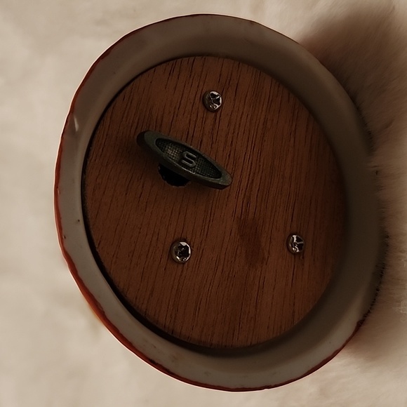 SANTA CLAUS  PORCELINE MUSICAL  BOX. WORKS WELL. - Picture 4 of 5